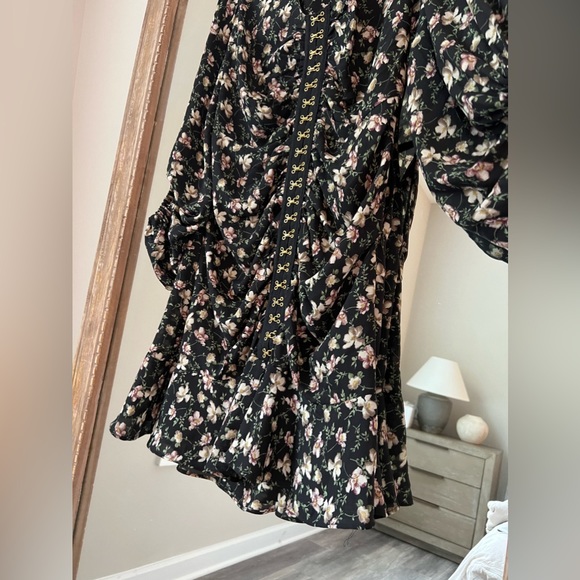 NEW SUGAR & LIPS Floral Paint mini dress
Sleeve Hook & Eye Front Closure small - Picture 5 of 7